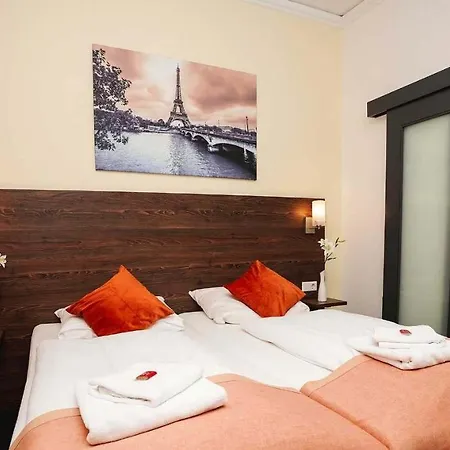 Little Paris 3*