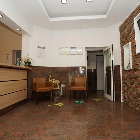 Отель Little Paris Франкфурт-на-Майне