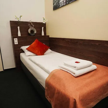 Little Paris Hotel Frankfurt nad Menem